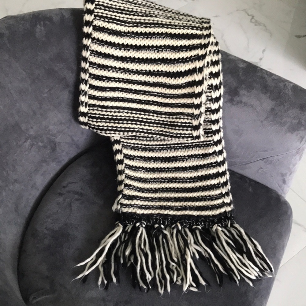 Black and white scarf and gloves